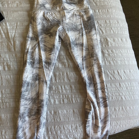 Lululemon Train Times 7/8 Pant, Breeze By White Light Cast - Picture 2 of 6